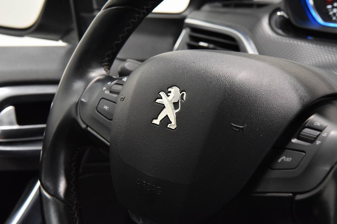 PEUGEOT 2008 9