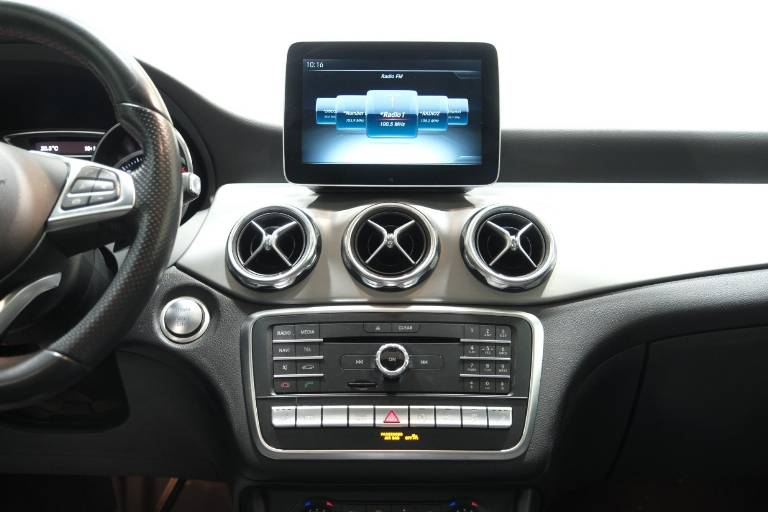 MERCEDES-BENZ GLA 220 44