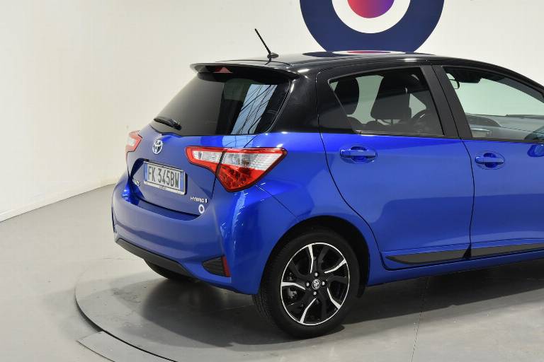 TOYOTA Yaris 18