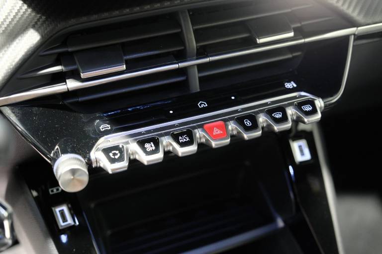 PEUGEOT 2008 26
