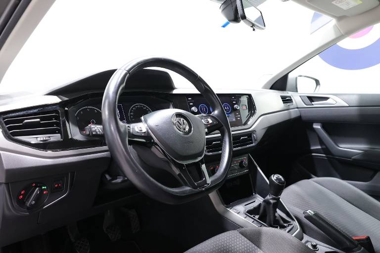 VOLKSWAGEN Polo 12