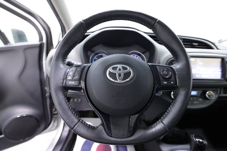 TOYOTA Yaris 7