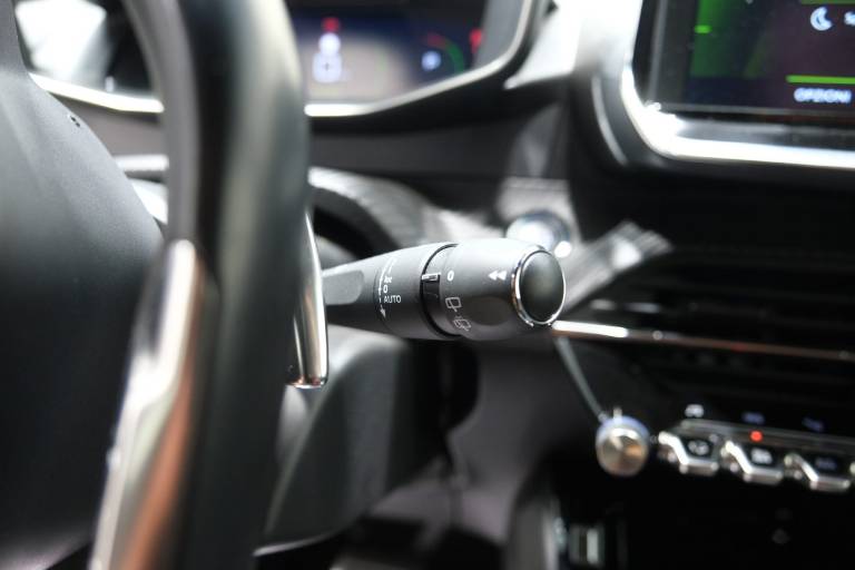 PEUGEOT 208 26