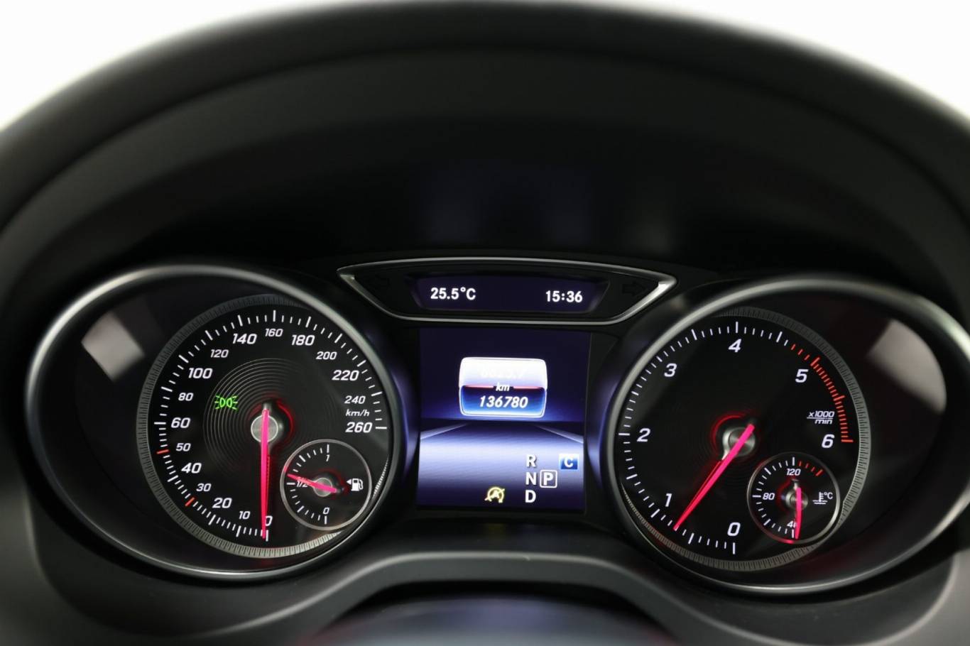 MERCEDES-BENZ GLA 200 8