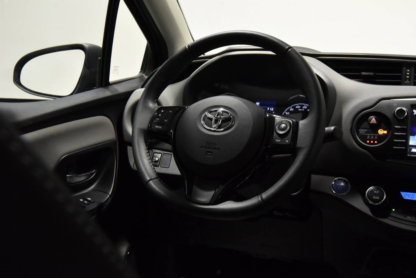 TOYOTA Yaris 23