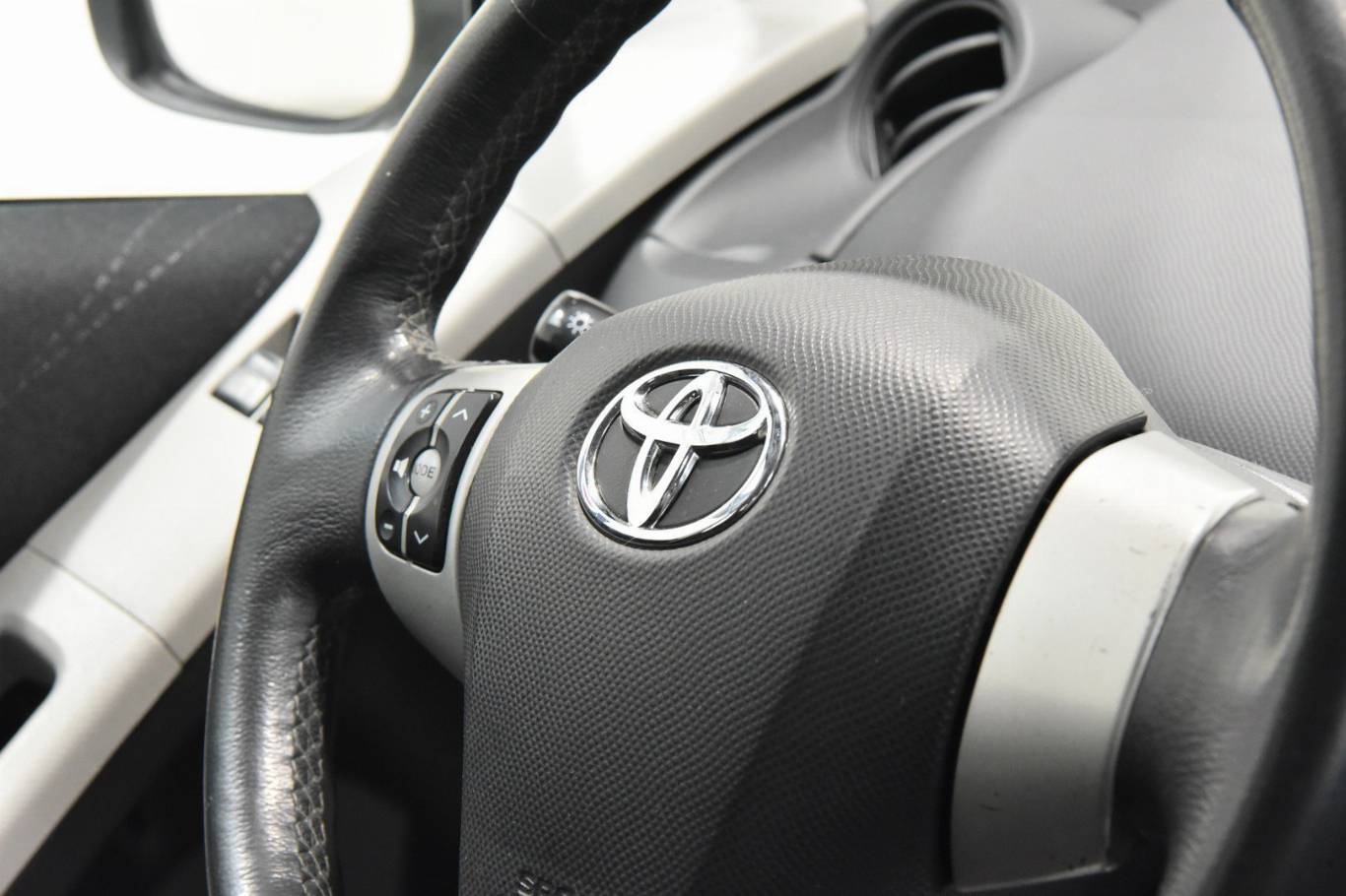 TOYOTA Yaris 12