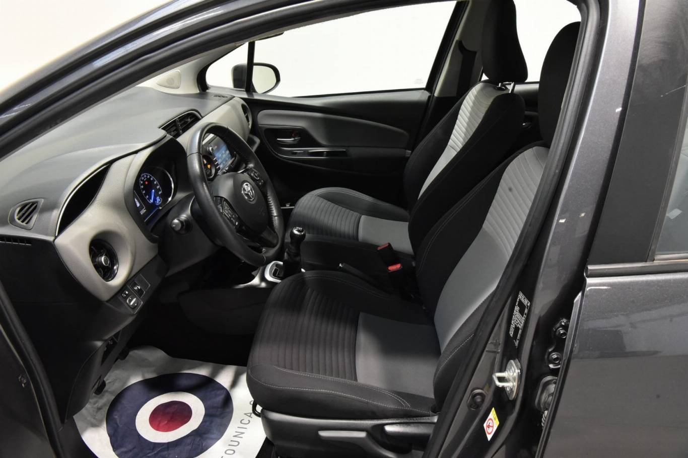TOYOTA Yaris 4