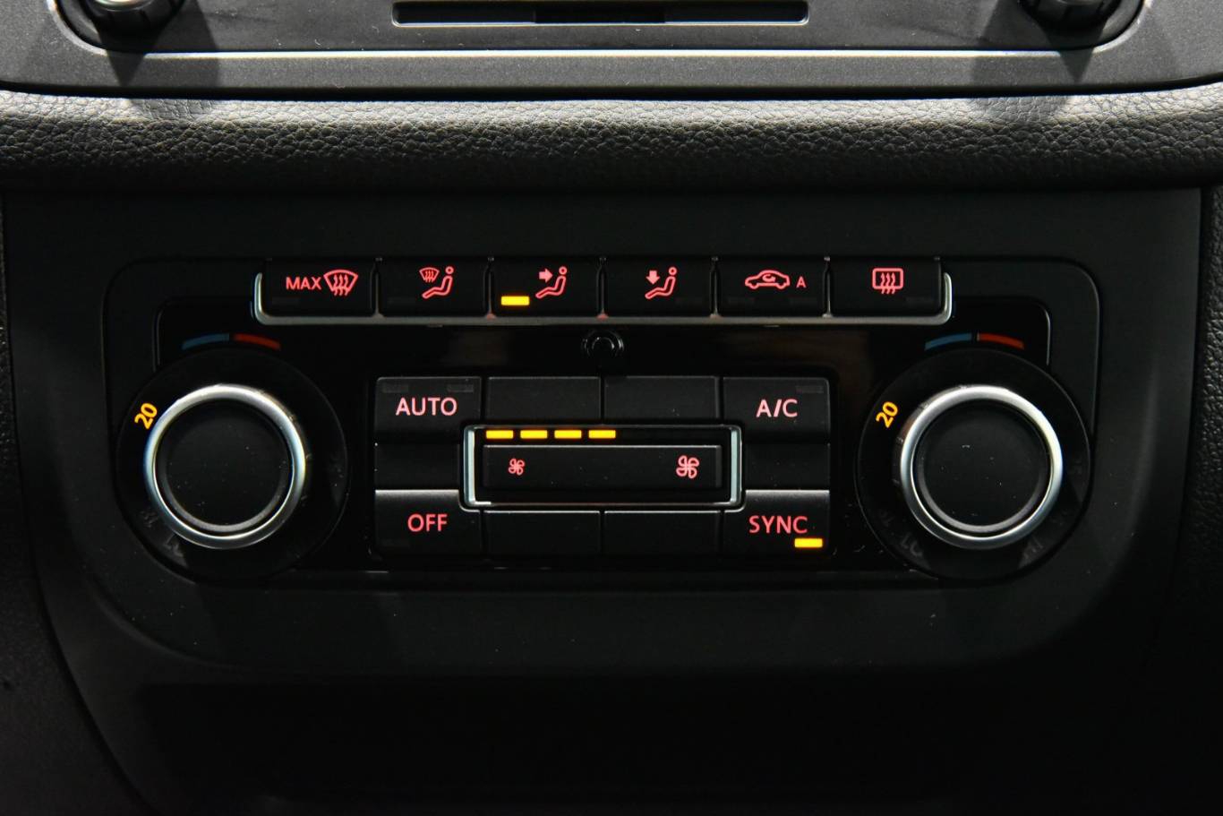 VOLKSWAGEN Tiguan 11