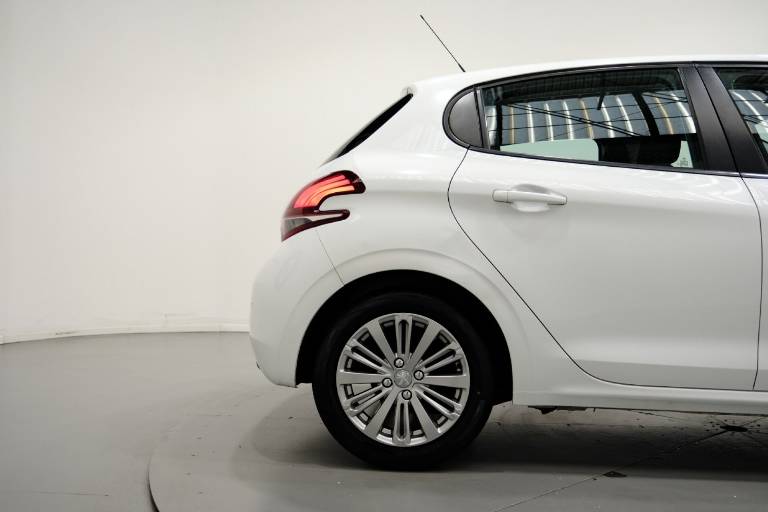 PEUGEOT 208 47