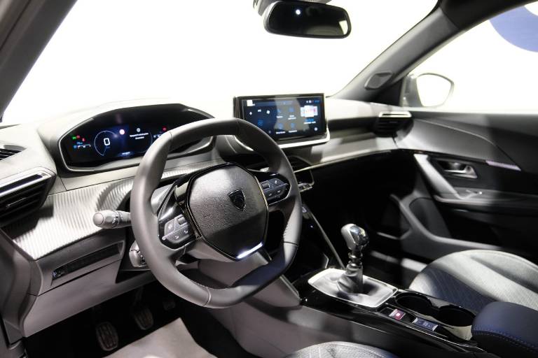 PEUGEOT 2008 5