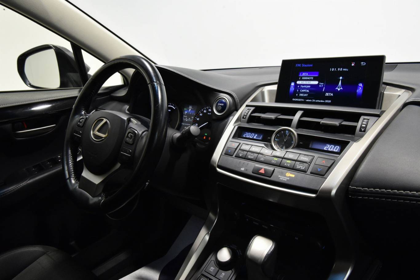 LEXUS NX 300h 28