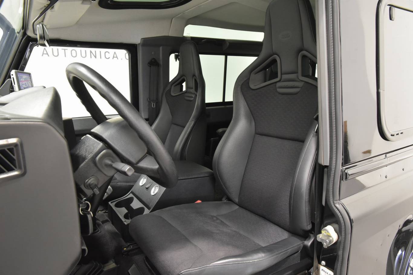 LAND ROVER Defender 4