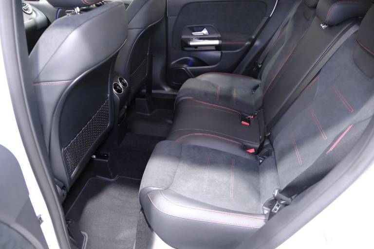 MERCEDES-BENZ GLA 40