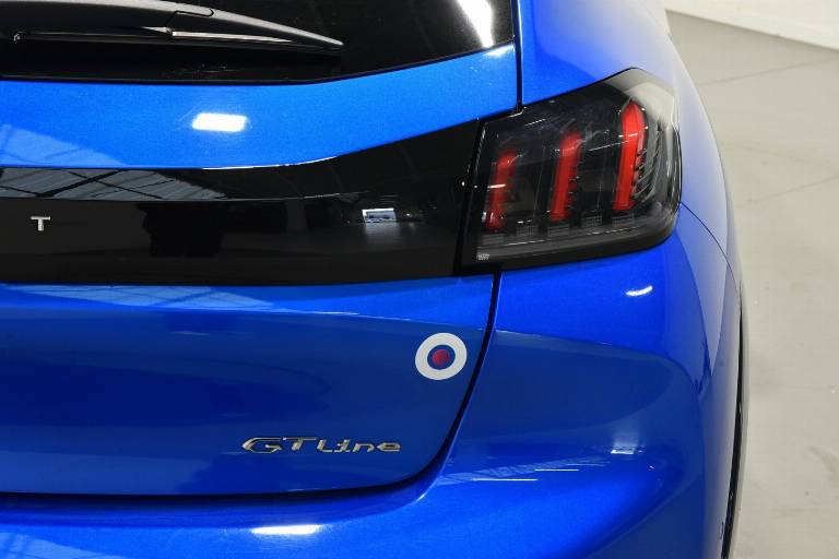 PEUGEOT 208 19