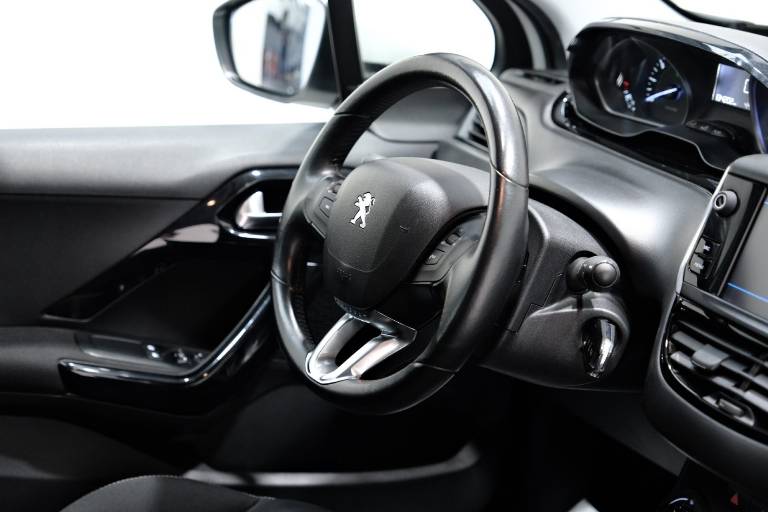 PEUGEOT 208 53