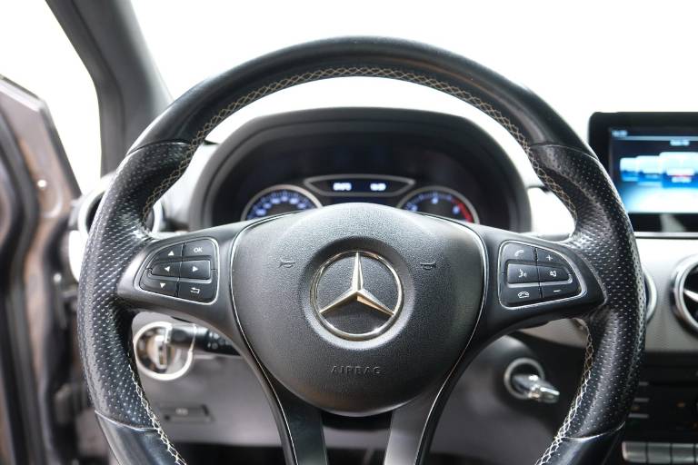MERCEDES-BENZ B 180 7