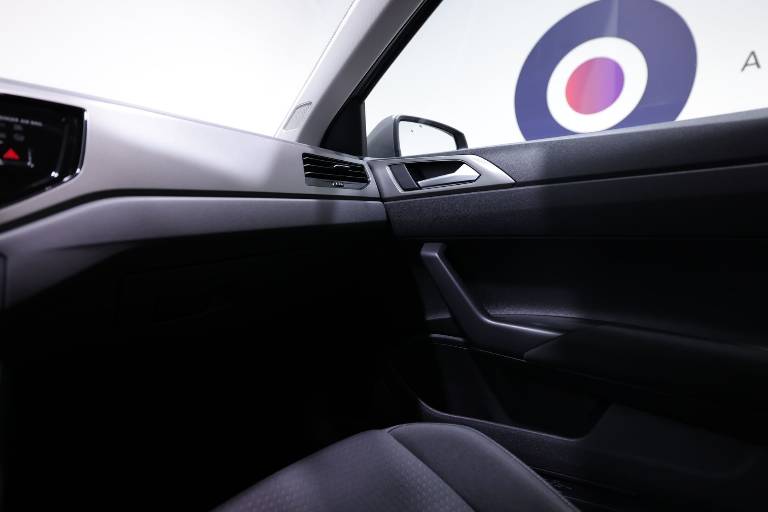 VOLKSWAGEN Polo 28