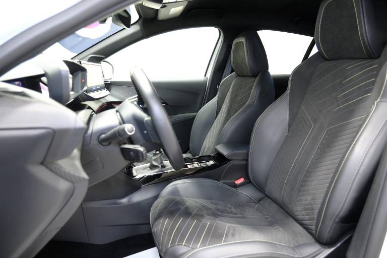 PEUGEOT 208 6