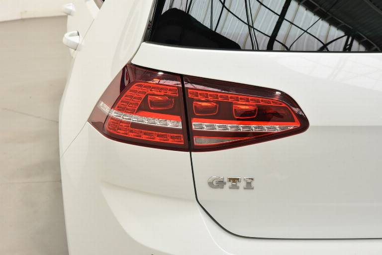 VOLKSWAGEN Golf GTI 36