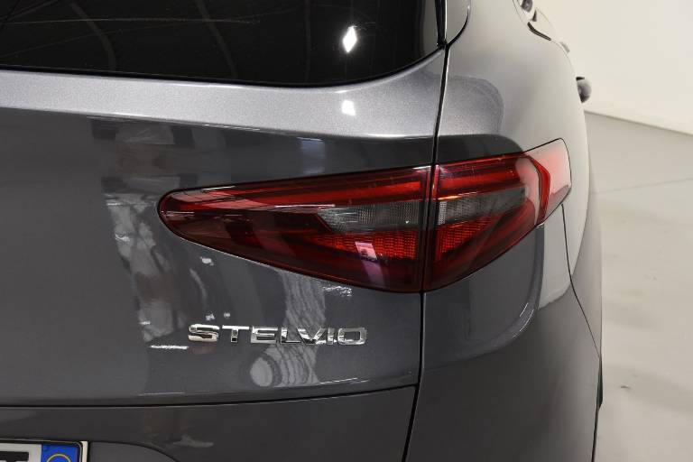 ALFA ROMEO Stelvio 13
