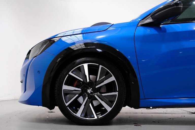 PEUGEOT 208 11