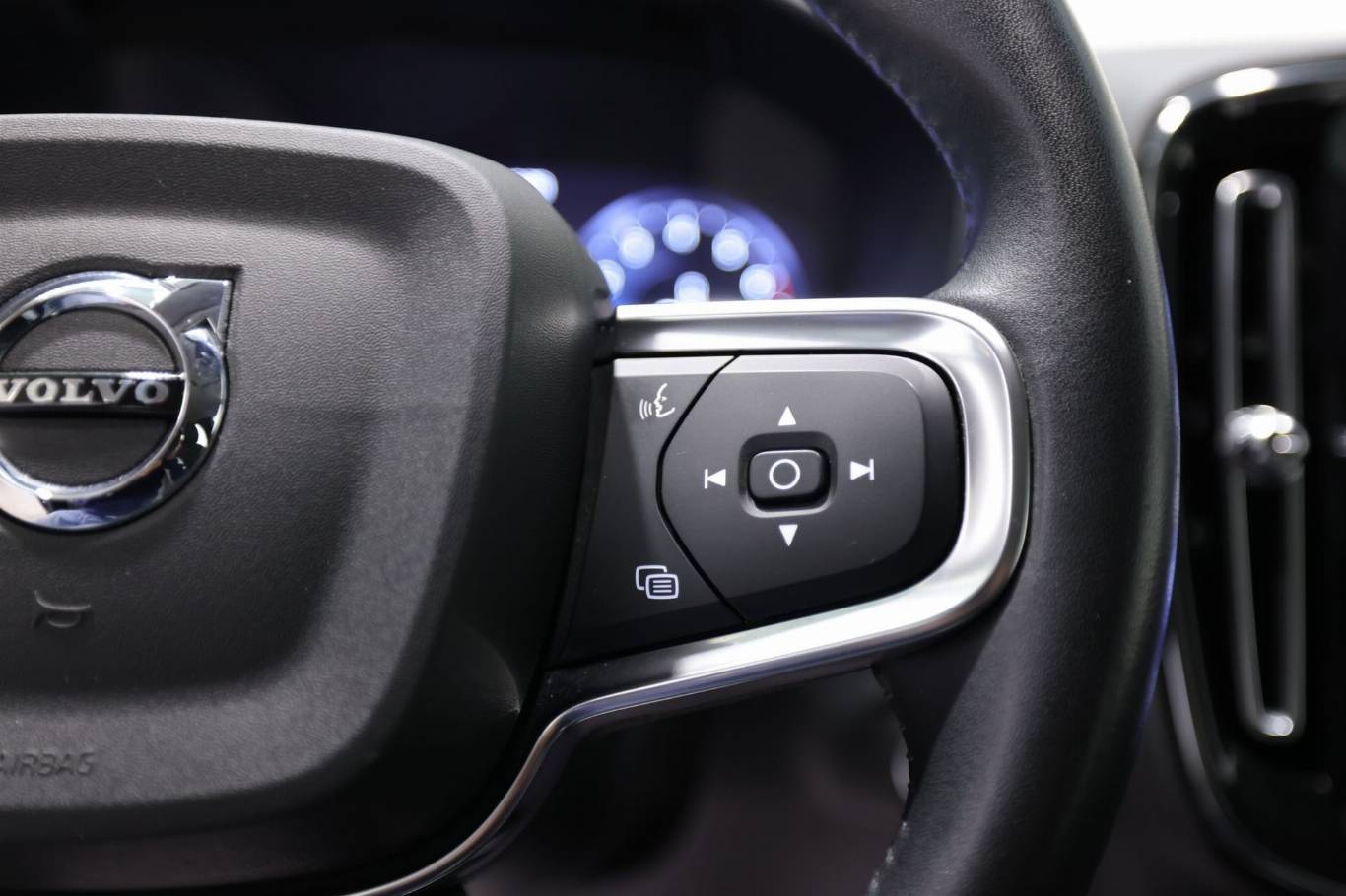 VOLVO XC40 21