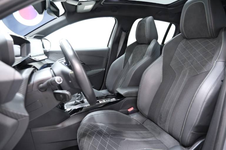 PEUGEOT 208 6
