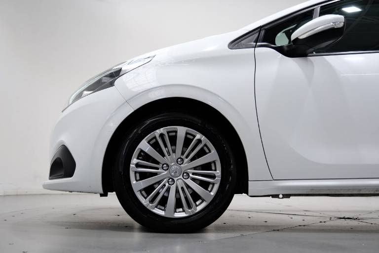 PEUGEOT 208 12