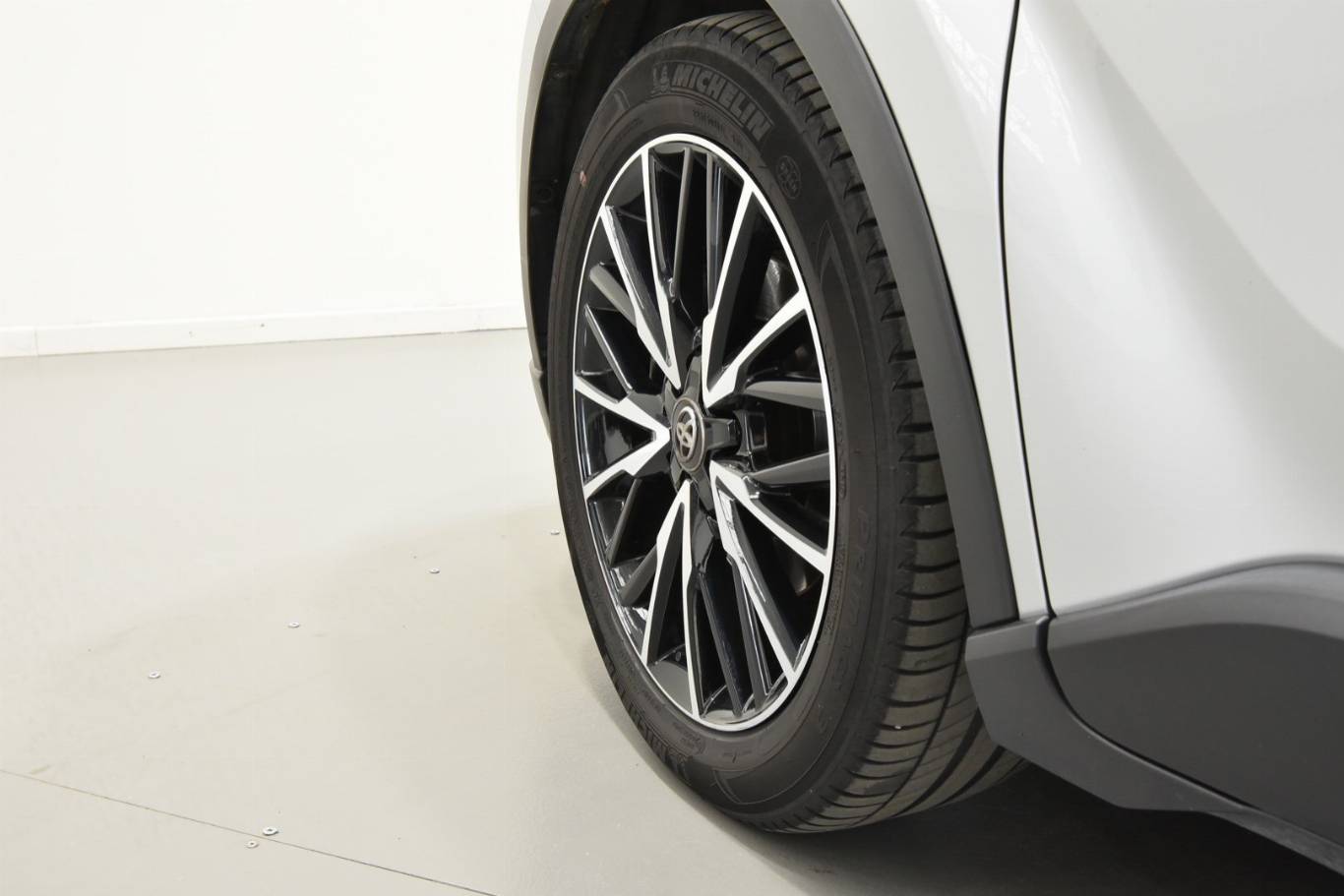 TOYOTA C-HR 8
