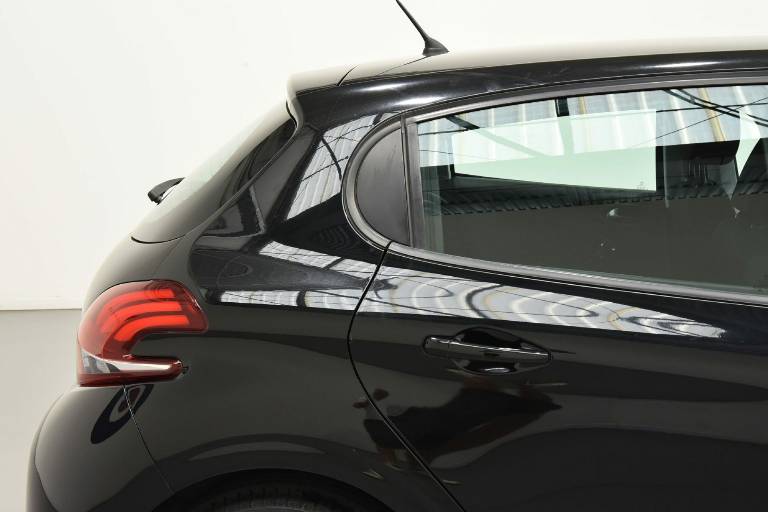 PEUGEOT 208 38