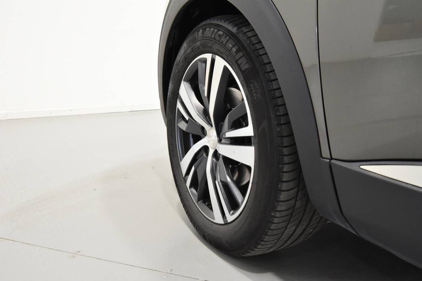 PEUGEOT 3008 8