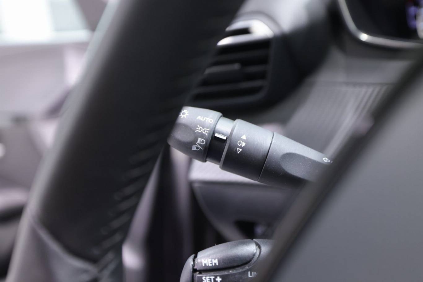 PEUGEOT 208 22