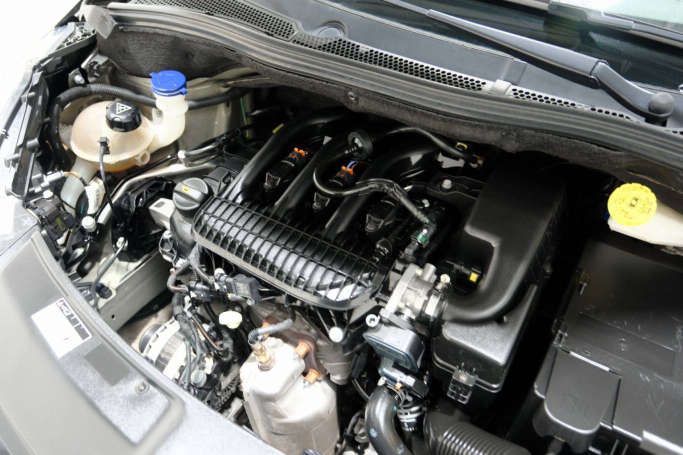PEUGEOT 208 63