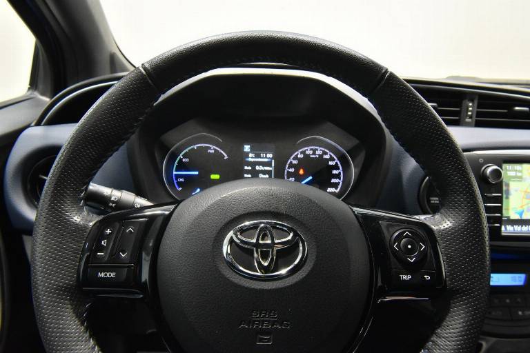 TOYOTA Yaris 9