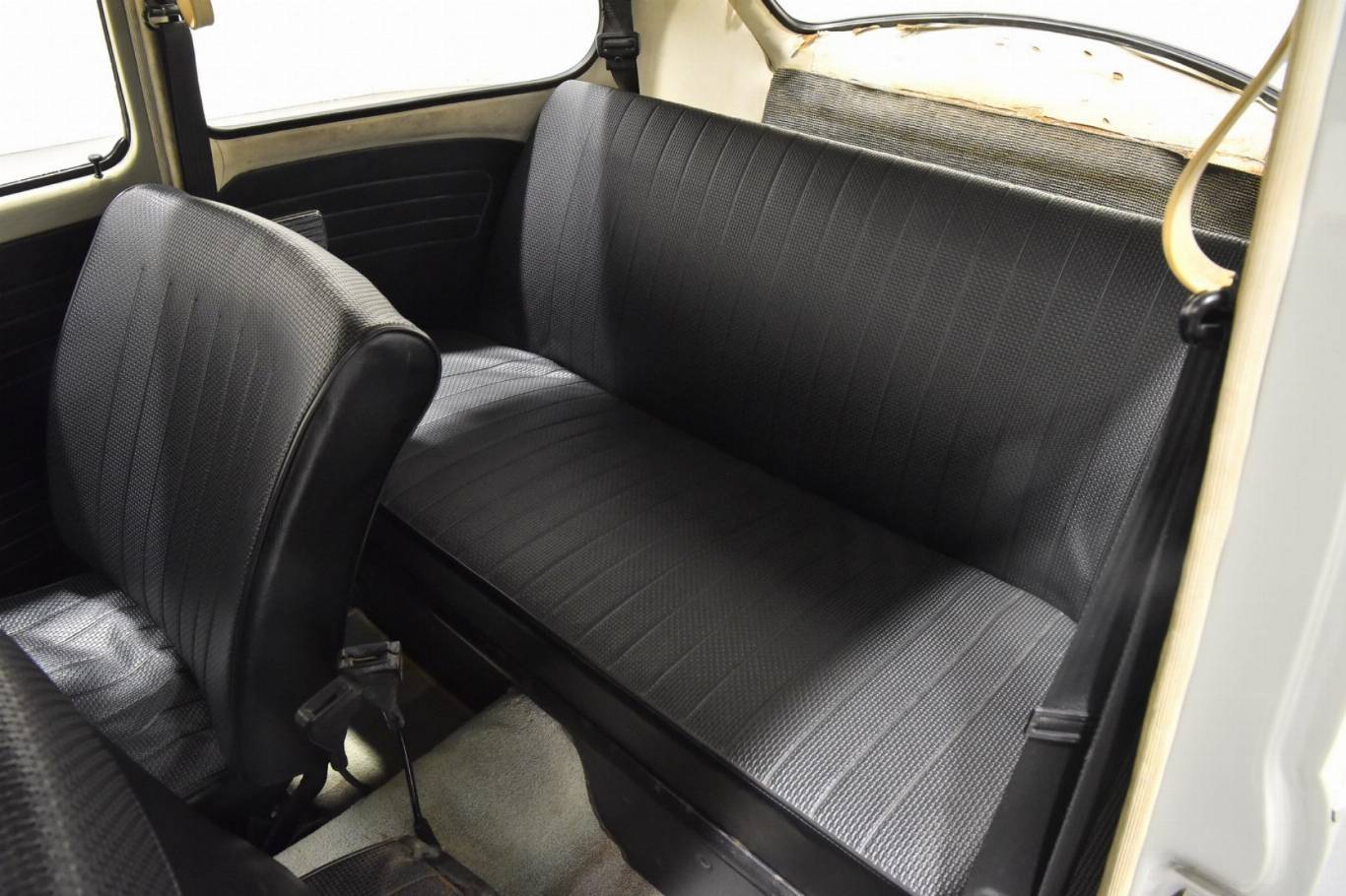 VOLKSWAGEN Maggiolino 19