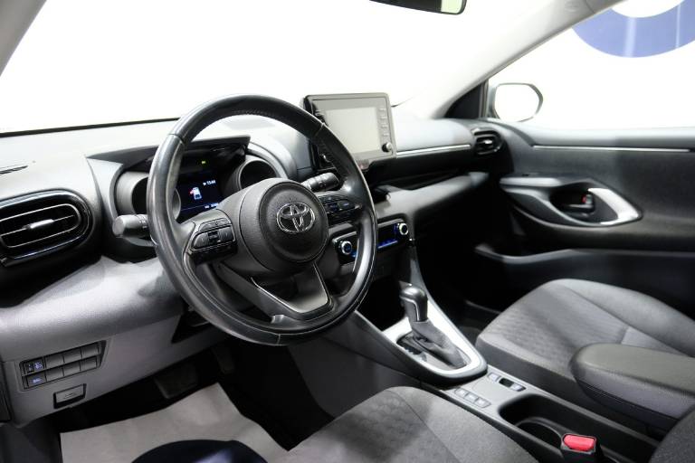TOYOTA Yaris 5
