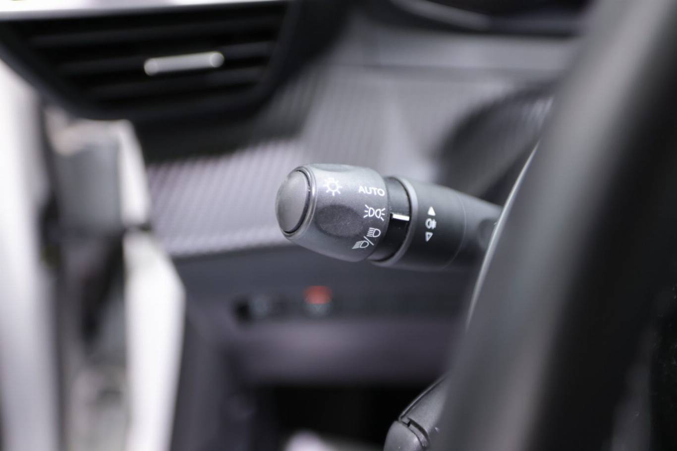 PEUGEOT 208 23