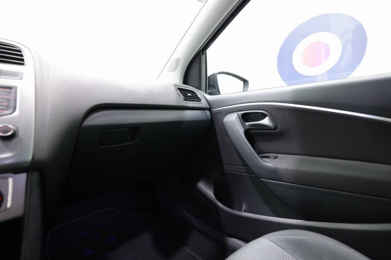 VOLKSWAGEN Polo 27