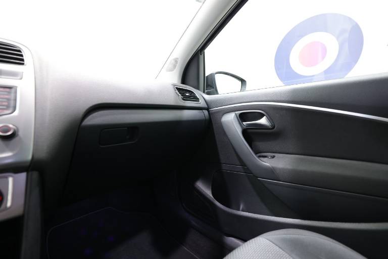 VOLKSWAGEN Polo 27
