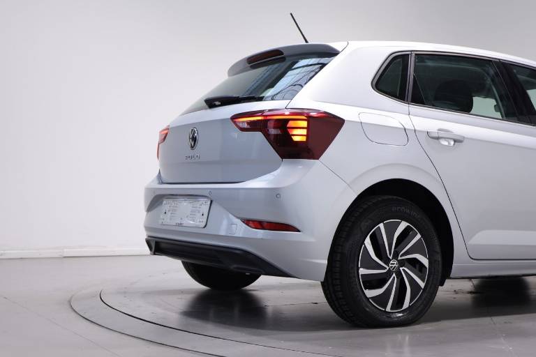 VOLKSWAGEN Polo 14