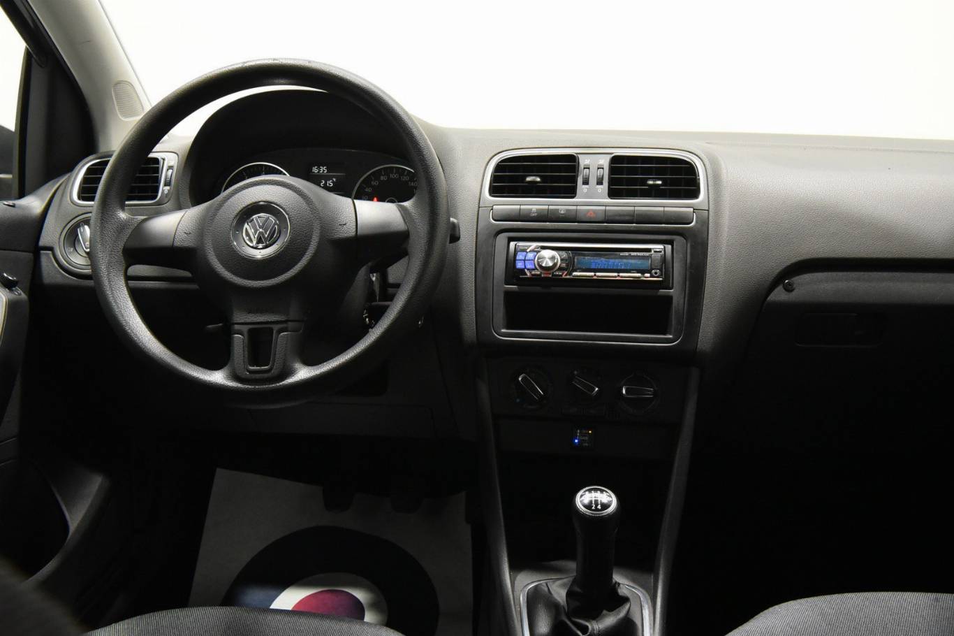 VOLKSWAGEN Polo 23