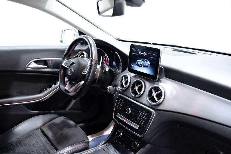 MERCEDES-BENZ CLA 220 59