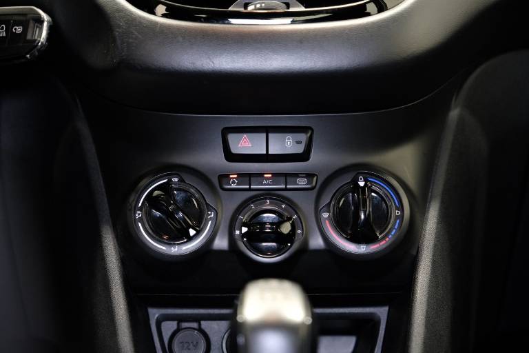 PEUGEOT 208 38