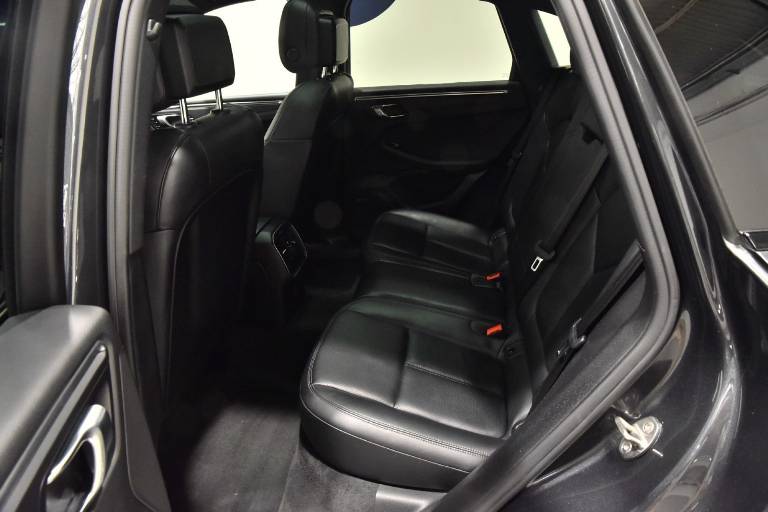 PORSCHE Macan 34
