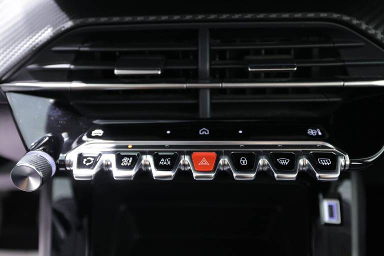 PEUGEOT 208 29
