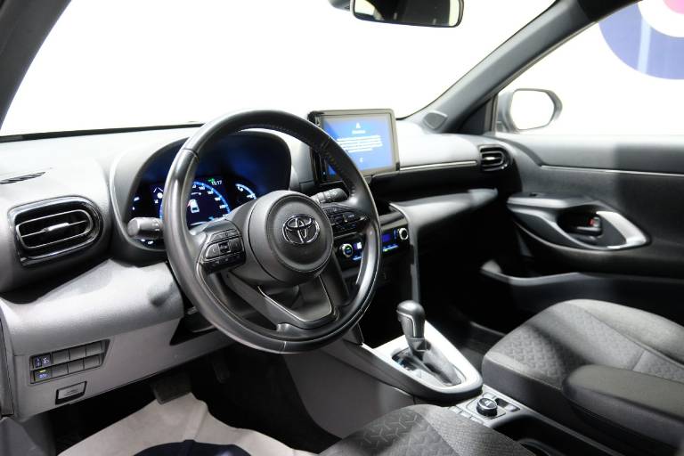 TOYOTA Yaris Cross 5