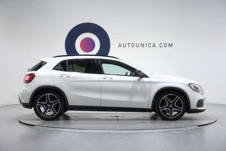 MERCEDES-BENZ GLA 220 4