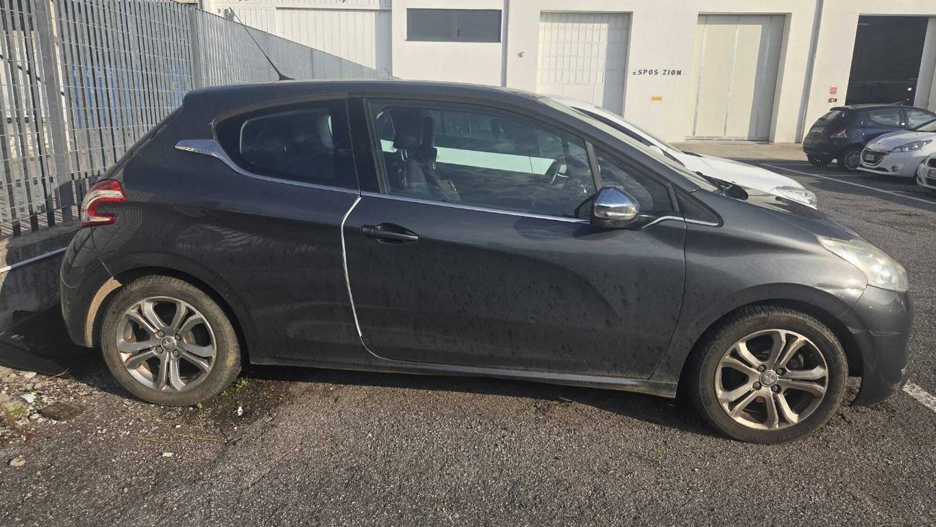 PEUGEOT 208 4