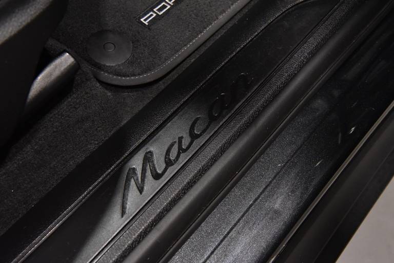 PORSCHE Macan 37