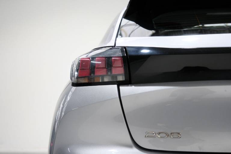 PEUGEOT 208 44